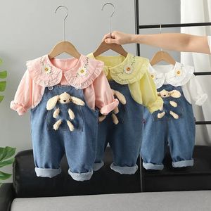 Set di abbigliamento Ragazze Primavera e autunno Cardigan Camicie Bavaglino Jeans Pantaloni Due pezzi Vestito carino per bambini Abiti moda infantile 231218