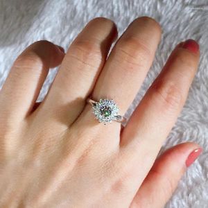 クラスターリング本物の太陽フラワーシルバーカラー女性のためのロマンチックな結婚式透明ジルコンフィンガーフォーマルアニバーサリージュエリーギフト