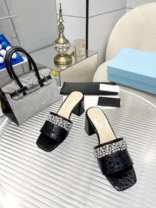Designer -Classic Sandals Högkvalitativa kvinnors bröllopsklänning Skor Summer tjocka klackar Fashion Round Head Slides Leather Platform Professional Stor 1214