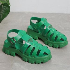 Designer läder skum sandaler gummi sandal fiskare plattform glider triangel metall logotyp tofflor kvinnor retro strand loafers rund tå sandaler