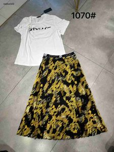Mulheres de luxo designer de duas peças terno carta impressão t camisa manga curta alta qualidade flor bordado overskirt dez 16 quente