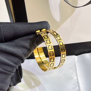 Luxury Hoop örhängen för flickor guldpläterade butik örhängen nya mode kvinnors gåva smycken klassisk stil designer rostfritt stål örhängen