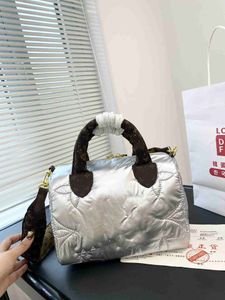Ny designerväska Bomullskuddpåsar Lyxiga kvinnor Crossbody Bag designer axelväskor mode handväska affärsresa resor handväska