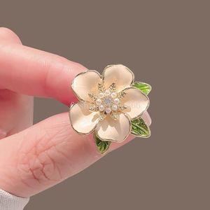 Nova moda strass pérola broches para mulheres meninas camélia flor cristal corsage cachecol fivela acessórios de roupas