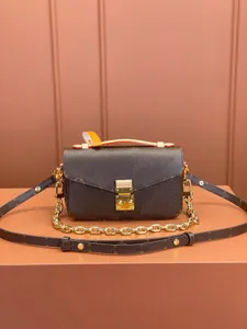 Mode mångsidig handväska med olika stilar designer väska lyxmaterial avslappnad axelväska lämplig för både män och kvinnor mördare väska plånbok 888888