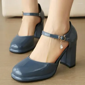 Sandaler stor storlek 33-45 Patentläder Stängt tå Navy Blue Block High Heeled Mary Janes Summer Shoes Retro Roman Women Heels