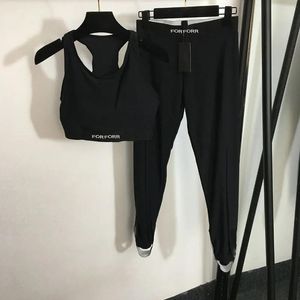 Spårdräkter kvinnor svart yoga kläder spårdräkt bokstäver lyxig designer sportiga aktivkläder sexiga beskurna vadderade tank tops leggings set sommar gym