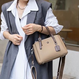 Nova bolsa de ombro feminina de outono e inverno de alta capacidade, bolsa crossbody de meia-idade, bolsa de mãe de couro genuíno, bolsa feminina, bolsa de trabalho e deslocamento