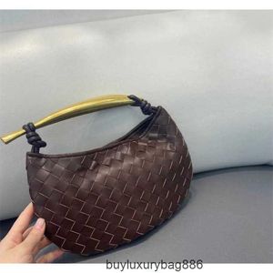 Väskor Autentisk designer Metal Handbag S Shark Bag Turn Fashion Bags Half Month Wrist Påsar Botte S Light Luxury Version Versatile Handbag Woven Out WN-7UCN