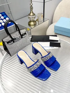 Designer Sandaler tofflor Summer Men Women Shoes Shaped Multicolor Luxury Slides Gjuten fotbädd i svart tonalt gummisula med präglad logotyp 0908