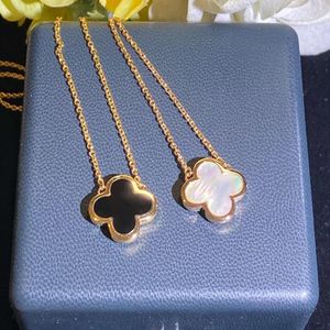 Designer halsband Pure Clover 4 Leaf Pendant Chain Fashion for Women Armband Engagement Smycken 5A Kvalitet med varumärkesbox