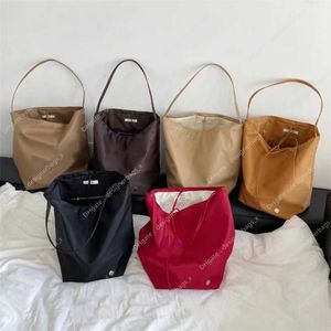 2024 Schulter die Reihe Half Moon Bag Axillary Handtasche glatte Leder Luxus Frauen Designer -Taschen flacher Gurt gebogen