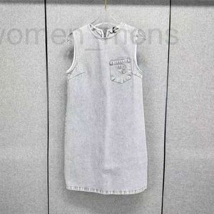 Vestidos casuais básicos designer 2023 outono nova luz cinza peito carta padrão sem mangas reta cowboy vestido tendência feminina 20dv