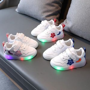 Athletic Outdoor Kids Led Light Casual Shoes Boys Söt tecknad glödande sneakers barn mjuk botten anti slip sport mode flickor 231218