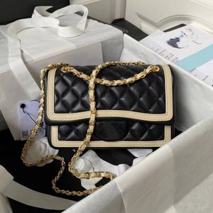 23B Nuovo CF AS4288 Panda Retro Borsa a tracolla abbinata ai colori bianco e nero, trasporto a spalla singola, metodi di trasporto multipli, temperamento elegante e completamente scatenato