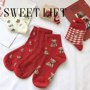 Женские носки, 1 пара, женские хлопковые средние трубки, японский мультфильм, плюшевый мишка, клетчатый стиль, красный цвет, подарок для рождественской вечеринки