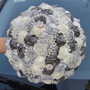 Bröllopsblommor Lyxig Silver Crystal Diamond Bouquet Grey Satin Rose Hand Flower Jewelry With Ribbon