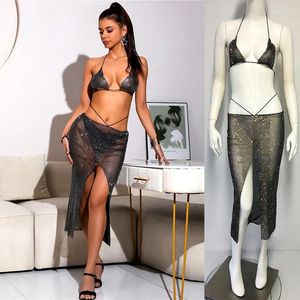 Arbeitskleider, Glitzer-Kristall, durchsichtiger Netzrock, Anzug für Damen, sexy Strandmode, 2-teiliges Set, glitzerndes Neckholder-Crop-Top, Dreieck-BH, Schlitz, Wickel-Hüfte