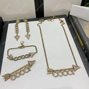 Halsband Fashion Arrow Alphabet Halsband Kvinnors diamant vintage mässingsmaterial armband örhängen brosch smycken set för kvinnor festälskare
