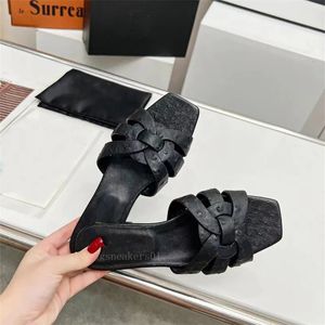 Diapositivas de diseñador Zapatillas de playa Chanclas Sandalias de lujo para mujer Zapatos casuales de verano Moda de cuero plano Zapatos sólidos para el hogar C18