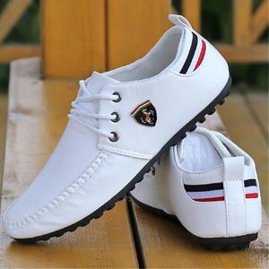 Klänningsskor Mens Läderhöstkoreansk stil fast färg andningsbar plus storlek Körande avslappnade sneakers Zapatos Hombre 231218