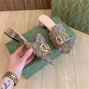 Designer Women Flat Sandals Fashion Beach Slippers Luxury High Quality Leather Shoes Atmosphere Classic Room Flats Outdoor Mule