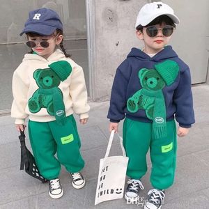 Tuta per bambini Ragazzi Vestiti per ragazze Sciarpa di cartone animato Orso Set in due pezzi Autunno Inverno Abbigliamento per bambini Maglione con cappuccio a maniche lunghe Felpa con cappuccio e pantaloni