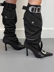 メタルバックルクールな尖ったつま先の膝ハイブーツ女性2024新しいセクシーな黒い冬の背の高いブーツハイヒールポケット靴