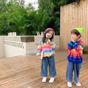 Pullover 3852 Baby Kids Bluzy Koreańska jesienna swetershirt Rainbow Striped Pullover dla chłopców i dziewcząt Long Topsl231215