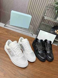 Designer Casual Shoes Läder Lace Up Fashion Luxury Metal Triangle Brand Triple Black and White High Quality Classic överdimensionerad tjock sula utomhus sneakers
