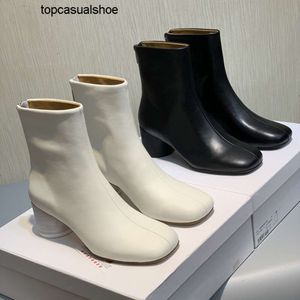 Stivali Margiela realizzati con manica MM6 corta in vera pelle Tacchi spessi da donna in stile britannico neri Stivali Martin one step alla moda e versatili