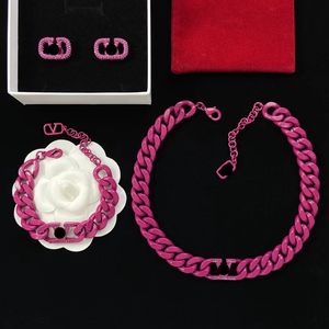 Lyxdesigner armband halsband elegant mode v bokstäver kvinnor halsband örhängen utsökta smycken set tillbehör med varumärkeslåda