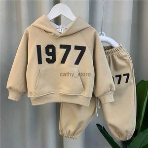 Pullover Fashion Letter Zestawy dla dzieci 2023 Nowe ubrania chłopców bawełna dla dzieci Swetek 2pcs Set Spring Autumn Dziecięcy Sweatlel231215