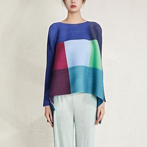 T-shirt da donna Miyake a pieghe manica lunga girocollo T-shirt 2024 Primavera Estate Moda Design di nicchia Formato libero Stampato a quadri