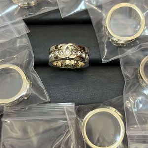 Joyería de alta calidad Xiangjia Xiaoxiangfeng 23 años Nuevo anillo hueco con estilo femenino y diseño avanzado Anillo de dedo índice con letras de cristal