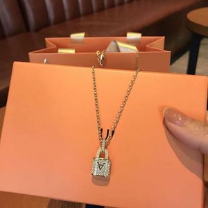 Nytt S925 Silver Small Lock Necklace for Women's Fashion, Small Style Charm Hängen, söt och cool krage kedja med smycken gåvor1