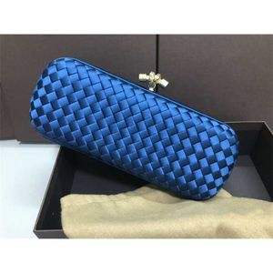 BottegVenetas Andiamo Pochette lunga da cena intrecciata in vera pelle di montone alla moda intrecciata a mano Celebrity stesso stile