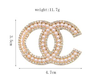 Uomo Donna Designer Lettera di marca Spille con diamanti Placcato oro 18 carati Intarsio Gioielli in cristallo Spilla Fascino Perla Pin 2023 Marry Christmas Party Gift Accessorie