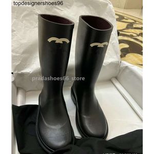 2023 Novo designer inferior estilo inglês Chelsea Martin botas de chuva sapatos canal marca de moda designer de luxo sapatos de borracha mulheres comprimento botas curtas