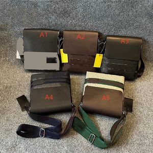 Erkekler Crossbody Postacı Çanta Luxurys Tasarımcılar Çanta Erkek Cüzdanlar Klasik Stil Moda Çantası Messenger Çanta Poşeti Erkekler Cüzdan Karakasyon Tasarımcı Çantası