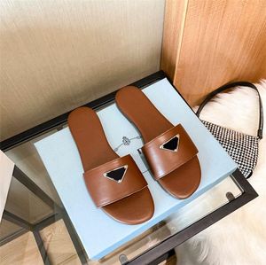 Lyxiga kvinnors casual sandaler högkvalitativa läderstrand tofflor damer Klassiker Slide Shoes Female Flip Flops Sandal P54115