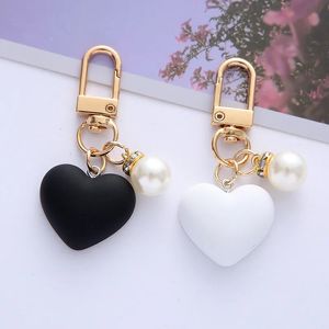 Bag Parts Accessories Black White Frosted Heart Keychain with Pearl Charms Trendy Headphone Case Ornaments for Couples Friendship Gift 231219