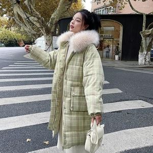 Casacos de trincheira femininos coreano vestido de algodão xadrez com capuz gola de lã casaco 2023 inverno comprimento médio engrossado jaqueta quente