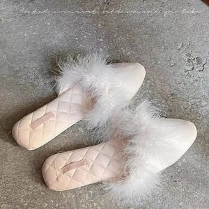 Slippers americanos europeus Mulheres e S Casa em casa Anti Skid Rabbit Satin Satin Slippers Kid