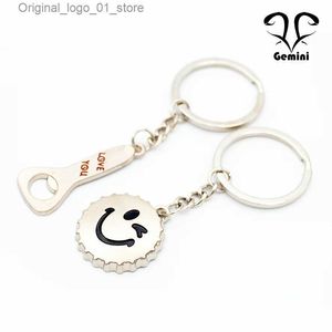 Keychains Lanyards Nytt i Lovers 'Key Chain Bottle Opener Cap Couples Keychains For Men Women Lovers väska Pendant Trinka Car Key Rings Accessories Q231219