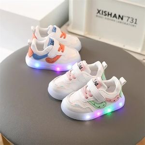 Athletic Outdoor Baby LED -skor för pojkar flickor lysande småbarn barn mjuka botten sneakers med LED -lampor glödande tenis R231218