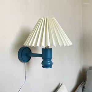벽 램프 노르딕 침실 침대 옆에서 단순한 현대 창조적 거실 배경 아메리칸 레트로 그물 빨간 주름 램프