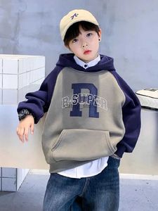 Pullover Spring Autumn Boys Cotton Contrast Alphabet Bluza Szkolna Szkoła Track Tort Tops Dzieci trening z kapturem 5-16 lat 231215