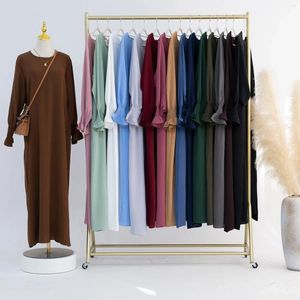 Etniska klädklänningar under Abaya Inner Long Slip Dress Solid Smocked Muffs Muslim Woman Casual Dubai Islamiska kläder Turkiet Modest Hijab