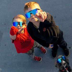 Kids doły kolor okulary przeciwsłoneczne rowerowe okulary baseballowe okulary przeciwsłoneczne moda chłopcy dziewczęta na świeżym powietrzu sportowe gogle lustrzane uv400 szerokie męskie odcienie wow prezenty z pudełkiem